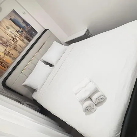 Your New, Comfortable And Cozy In The Center